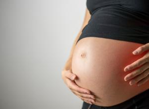 Боли внизу живота слева при беременности: причины, лечение