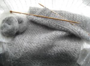 Мохеровые свитера для дам спицами: схемы и описания